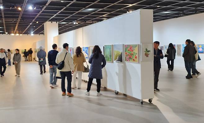 4일 '제22회 인천미술 한마당 페스티벌'이 개막식 현장에서 시민들이 전시를 관람하고 있다.