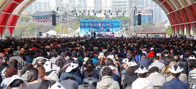 2026년 시민과 함께하는 부활절 문화행사가 열린 5일 울산 태화강국가정원 남구 둔치에서 신도들이 부활절 연합예배를 드리고 있다. 최지원 기자