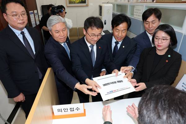 더불어민주당 한병도 원내대표를 비롯한 제정당 원내대표들이 3일 국회 의안과에 대한민국헌법 개정안을 제출하고 있다. /연합뉴스