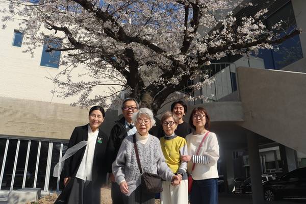 진해에 벚나무를 기증한 재일 교포 편수개 씨의 후손들과 우순기(왼쪽) 진해문화원장, 오카다 코이치(오른쪽 두번쨰) 연구자가 진해문화원 앞 벚나무 앞에서 기념사진을 찍고 있다. /주성희 기자