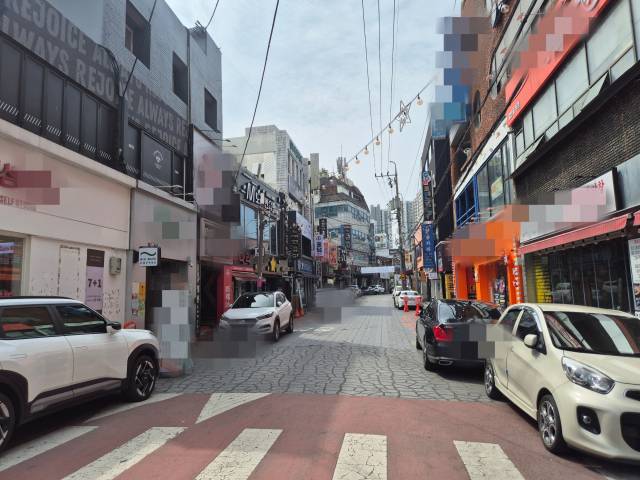 지난 3일 낮 대구 달서구 광장코아 일대 상점이 공실 상태인 모습 및 무단 주정차 차량이 도로를 점령한 모습. 김지수 기자
