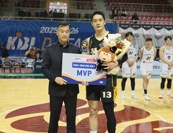 국군체육부대 농구부 차민석 병장이 대회 최우수선수(MVP)에 선정되며 겹경사를 안았다. /국군체육부대 제공