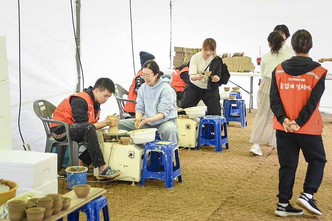 지난해 문경찻사발축제 찻사발빚기체험 모습. /문경시 제공