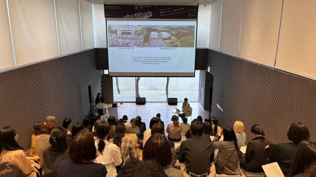 4일 오후 부산 수영구 도모헌 다할 강연장에서 2026부산비엔날레 ‘큐레토리얼 포럼: 행성적 시선, 다층의 지역’ 행사가 열리고 있다. 사진은 임수영 독립 큐레이터 발표 장면. 김은영 기자 key66@