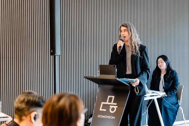 4월 4일 오후 부산 수영구 도모헌 다할 강연장에서 2026부산비엔날레 ‘큐레토리얼 포럼: 행성적 시선, 다층의 지역’ 행사가 열리고 있다. 사진은 공동 전시감독인 에블린 사이먼스. 부산비엔날레조직위원회 제공