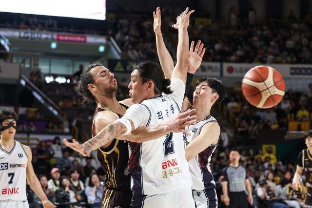 부산 KCC의 최준용이 5일 창원 LG전에서 LG 마레이의 공격을 막아내고 있다. KBL 제공