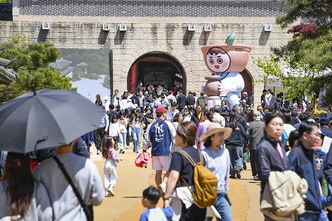 ▲ 관람객들이 도자기 전시를 관람하고 찻사발 체험 프로그램에 참여하며 축제를 즐기고 있는 광경.(문경시 제공)