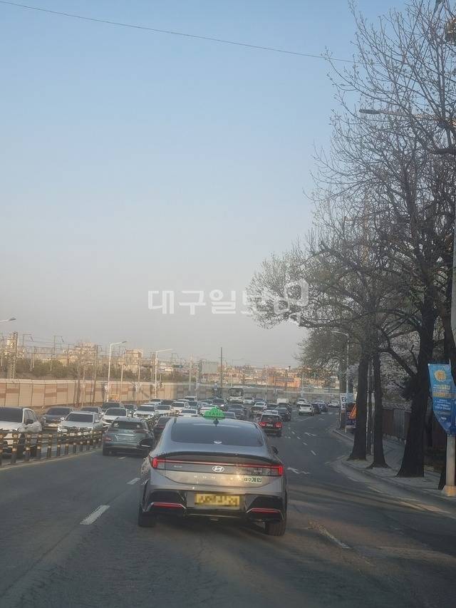 미세먼지가 운전 중 시야를 흐리게 하고 있다.(박성윤 기자)