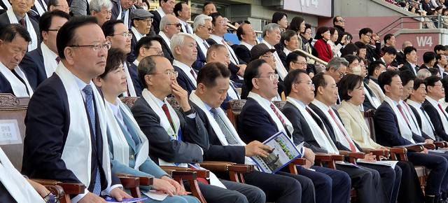 '2026 대구 기독교 부활절 연합예배'가 열린 5일 오후 대구 수성구 대구스타디움에서 더불어민주당 후보로 대구시장에 출마하는 김부겸 전 국무총리와 국민의힘 대구시장 경선 후보(추경호·윤재옥·유영하·최은석·홍석준·이재만)들이 함께 참석해 예배를 들이고 있다. 이날 법원의 컷오프(공천 배제) 효력 정지 가처분 기각 이후에도 항고 방침을 밝힌 주호영 의원도 참석했다. 김진홍 기자 solmin@idaegu.com