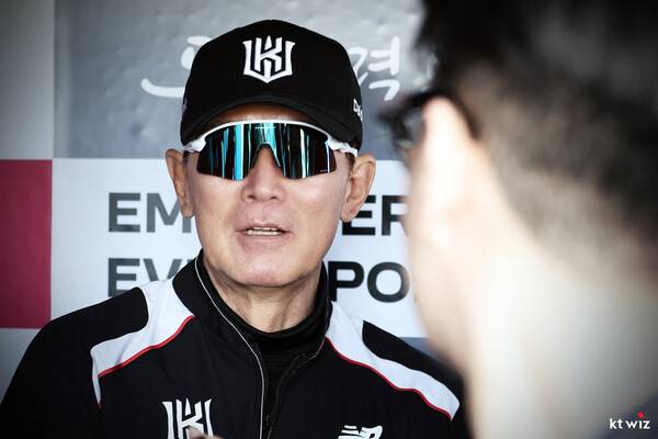 경기전 취재진과 만나는 이강철 감독(사진=KT)