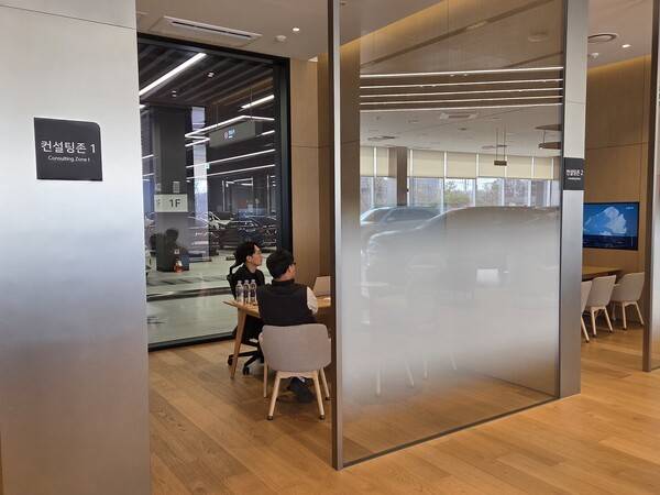 컨설팅존에서 고객이 상담받는 모습 [출처=박성호 기자]