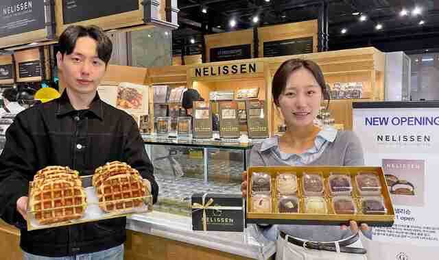 갤러리아백화점이 서울 명품관 ‘고메이494’에 신규 맛집을 선보이며 F&B 경쟁력을 강화한다. 업계 최초 브랜드와 SNS 인기 맛집을 한데 모아 차별화된 미식 콘텐츠를 구성했다. 사진은 이달 1일 갤러리아백화점 서울 명품관에 오픈한 초콜릿·와플 전문점 ‘넬리슨’에서 모델들이 초콜릿과 와플 등 디저트 메뉴를 선보이고 있다.(갤러리아백화점 제공)
