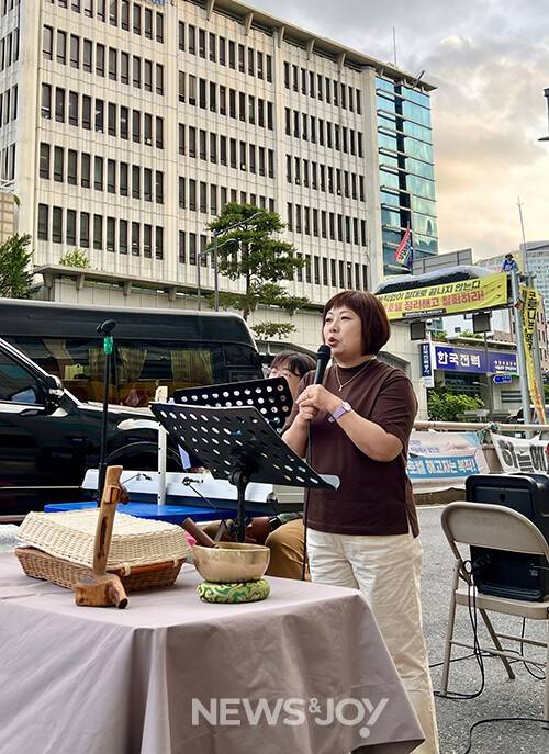 명동 세종호텔 앞에서 열린 기도회에서 사회를 보고 있는 이지연 집사. 그는 세종호텔 해고 노동자 고진수 지부장이 철탑에 올라 농성하던 당시, 그를 올려다보며 손을 흔들다 예배 순서를 까먹은 적도 있다고 웃으며 털어놓았다. 사진 제공 이지연