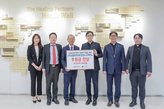 심혈관연구원 기부금 전달식, (가운데 왼쪽)사단법인 심혈관연구원 장양수 이사, (가운데 오른쪽)가톨릭관동대학교의료원장 겸 병원장 고동현 신부.