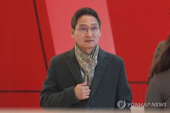 건진법사 관봉권 띠지 분실 의혹과 쿠팡 퇴직금 불기소 외압 의혹 수사를 맡게 된 안권섭 상설특별검사가 지난해 11월 17일 서울 여의도 사무실에서 나오고 있다. (사진=연합뉴스)