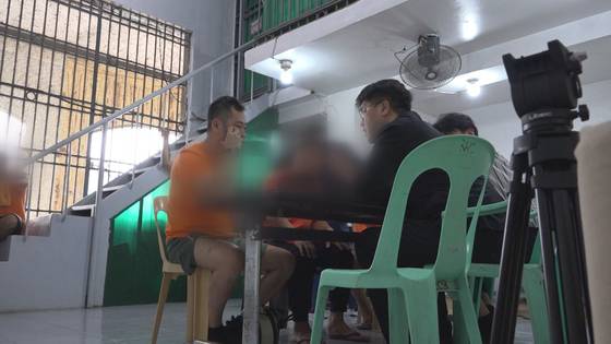 2023년 10월, 필리핀 교도소 내에서 만난 박왕열과 최광일 PD.