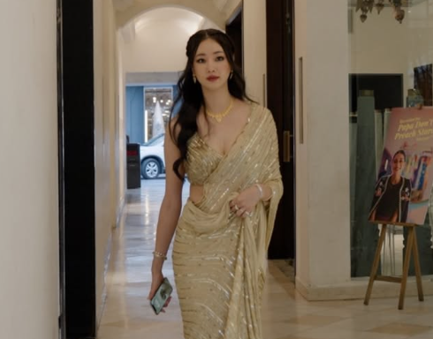 인도 전통 의상 사리를 입고 골드 톤 액세서리를 착용한 김사랑 모습. 사진=김사랑 SNS