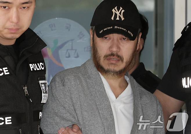 '마약왕' 박왕열(48)이 27일 경기 의정부시 의정부지방법원에서 열린 구속 전 피의자심문(영장실질심사)을 마친 후 법정을 나서고 있다. 박왕열은 필리핀에서 ‘전세계’라는 닉네임으로 활동하며 텔레그램 등 메신저를 이용해 필로폰과 엑스터시, 케타민, 대마 등 마약류를 한국에 대량 유통한 혐의를 받고 있다. 2026.3.27 ⓒ 뉴스1 오대일 기자