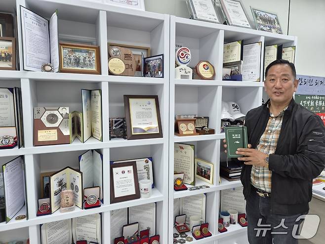 이윤복 국군위문예술단 대표단장이 2일 서울 용산구 사무실에서 각종 위문 활동으로 받은 감사장, 위촉패 등을 소개하고 있다.