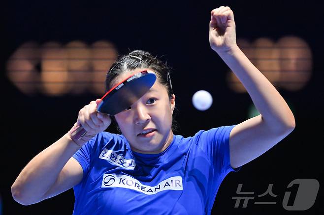 신유빈이 4일 중국 마카오에서 열린 2026 국제탁구연맹(ITTF) 남녀 월드컵 여자 단식 8강전에서 중국의 천싱퉁과 경기하고 있다. ⓒ 신화=뉴스1