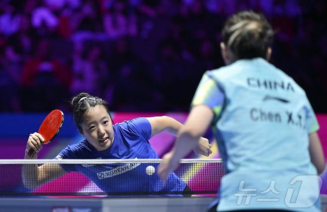 신유빈이 4일 중국 마카오에서 열린 2026 국제탁구연맹(ITTF) 남녀 월드컵 여자 단식 8강전에서 중국의 천싱퉁과 경기하고 있다. ⓒ 신화=뉴스1