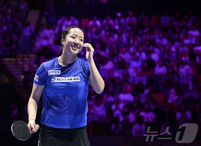 신유빈이 4일 중국 마카오에서 열린 2026 국제탁구연맹(ITTF) 남녀 월드컵 여자 단식 8강전에서 중국의 천싱퉁과 경기하고 있다. ⓒ 신화=뉴스1