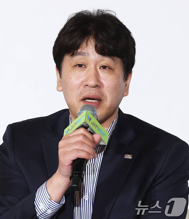 20일 오후 서울 강남구 호텔리베라청담에서 열린 프로배구 진에어 2025-2026 V리그 포스트시즌 미디어데이에서 한국도로공사 김종민 감독이 각오를 밝히고 있다. 2026.3.20 ⓒ 뉴스1 오대일 기자