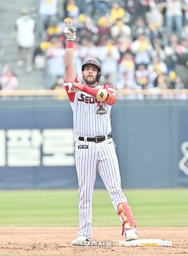LG 오스틴이 29일 잠실구장에서 열린 2026 KBO 리그 KT와 경기 3회말 1사 3루 상황에서 KT 소형준을 상대로 1타점 2루타를 치고 세리머니를 하고 있다. 잠실 | 박진업 기자 upandup@sportsseoul.com