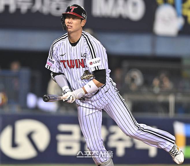 LG 홍창기가 2일 서울 잠실구장에서 열린 2026 KBO리그 KIA전 7회말 1사3루 헛스윙 삼진아웃을 당하고 있다. 잠실 | 최승섭기자 thunder@sportsseoul.com