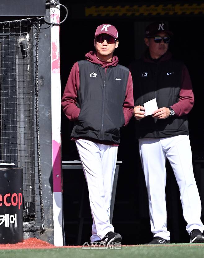 키움 설종진 감독이 19일 수원케이티위즈파크에서 열린 KT와 시범경기에서 선수들의 플레이를 지켜보고 있다. 수원 | 박진업 기자 upandup@sportsseoul.com