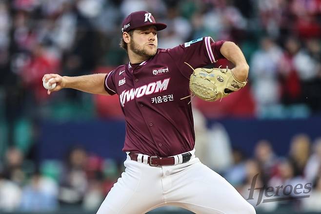 키움 와일스가 31일 인천SSG랜더스필드에서 열린 2026 KBO리그 정규시즌 SSG전에 선발 등판해 역투하고 있다. 사진 | 키움 히어로즈