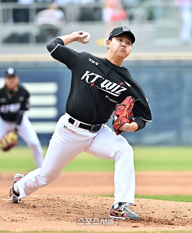 KT 소형준이 29일 잠실구장에서 열린 2026 KBO 리그 LG와의 경기에 선발 등판해 힘차게 공을 던지고 있다. 잠실 | 박진업 기자 upandup@sportsseoul.com