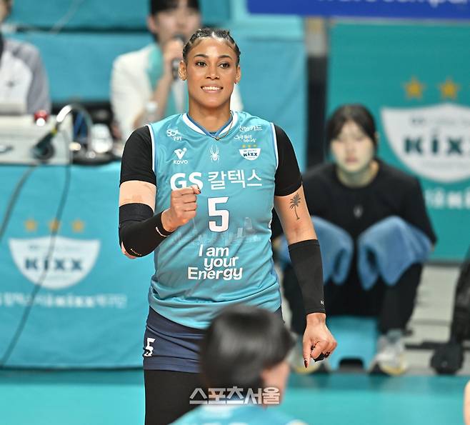 GS칼텍스 실바가 5일 서울 장충체육관에서 열린 2025~2026 V-리그 여자부 챔피언결정전 3차전 한국도로공사와 경기에서 득점 후 환호하고 있다. 2026. 4. 5. 장충 | 최승섭기자 thunder@sportsseoul.com