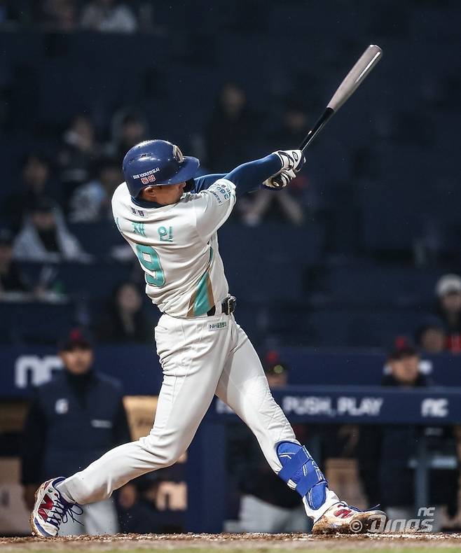 NC 신재인이 1일 창원NC파크에서 열린 2026 KBO리그 정규시즌 롯데와 경기에서 홈런을 터뜨리고 있다. 사진 | NC 다이노스