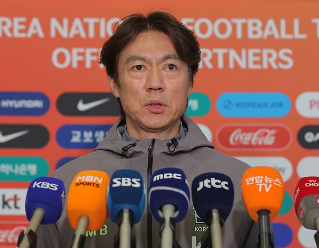 귀국 후 기자회견하는 홍명보 감독

    (영종도=연합뉴스) 류영석 기자 = 2026 북중미 월드컵을 앞두고 유럽에서 A매치 2연전을 치른 축구 국가대표팀 홍명보 감독이 2일 인천국제공항 제2여객터미널을 통해 귀국해 취재진 질문에 답변하고 있다. 2026.4.2

    ondol@yna.co.kr

(끝)





<저작권자(c) 연합뉴스, 무단 전재-재배포, AI 학습 및 활용 금지>