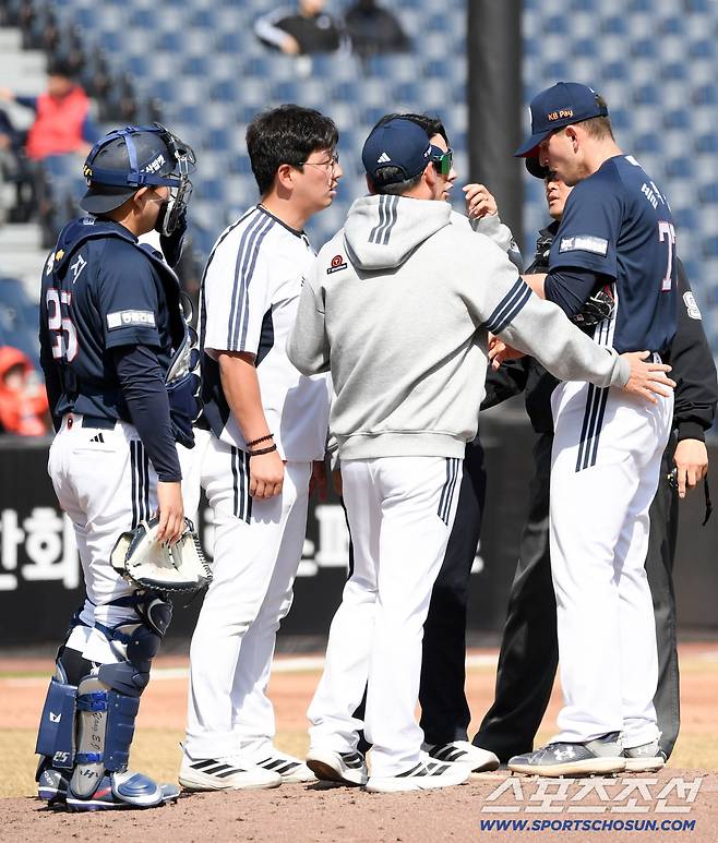 17일 대전 한화생명볼파크 열린 한화 이글스와 두산 베어스의 경기. 두산 정재훈 코치와 플렉센이 몸 상태를 체크하고 있다. 대전=박재만 기자 pjm@sportschosun.com/2026.03.17/