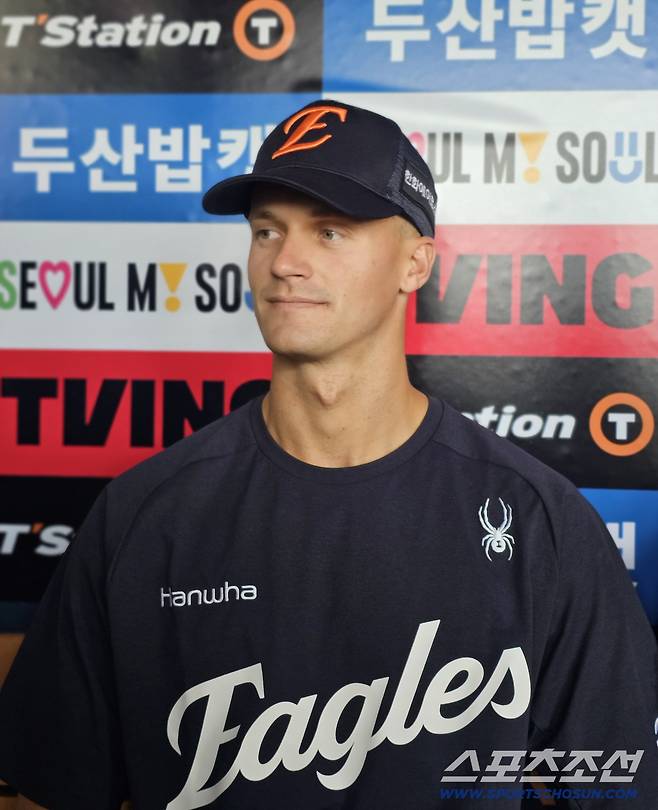 5일 잠실 두산전에 앞서 인터뷰 하는 잭 쿠싱. 잠실=스포츠조선 정현석 기자 hschung@sportschosun.com