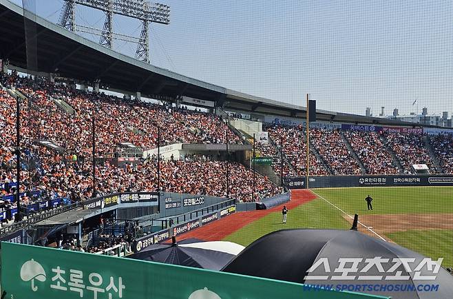 5일 두산-한화전 매진된 잠실야구장 한화쪽 응원석. 잠실=스포츠조선 정현석 기자 hschung@sportschosun.com