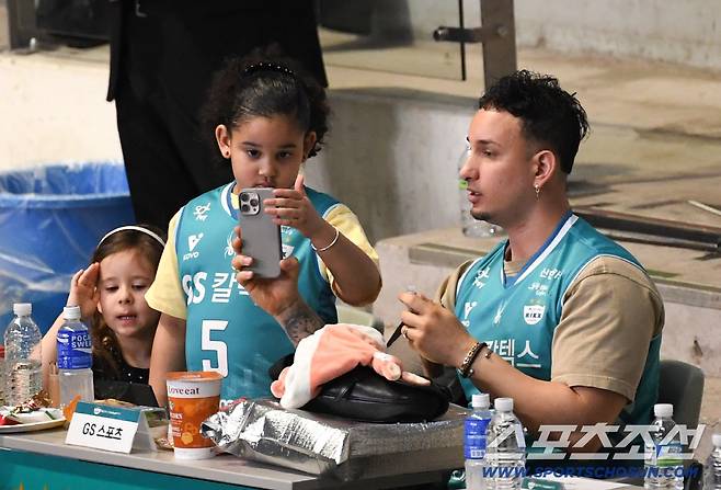 5일 장충체육관에서 열린 V리그 챔피언결정전 GS칼텍스와 도로공사의 경기. GS칼텍스 실바 선수 가족이 경기를 지켜보고 있다. 장충=박재만 기자 pjm@sportschosun.com/2026.04.05/