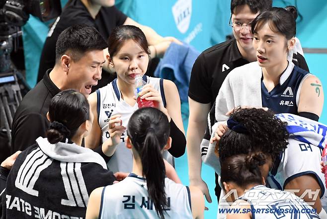 5일 장충체육관에서 열린 V리그 챔피언결정전 GS칼텍스와 도로공사의 경기. 도로공사 김영래 감독대행이 작전 지시를 하고 있다. 장충=박재만 기자 pjm@sportschosun.com/2026.04.05/