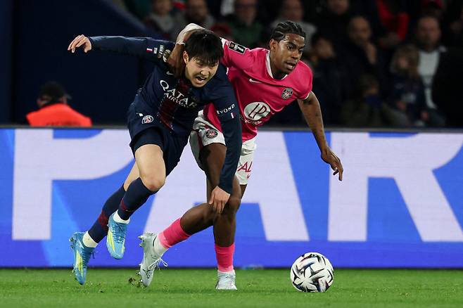 Toulouse's French defender #24 Dayann Methalie (R) and Paris Saint-Germain's South Korean midfielder #19 Lee Kang-in fight for the ball during the French L1 football match between Paris Saint-Germain (PSG) and Toulouse FC at the Parc des Princes stadium in Paris on April 3, 2026. (Photo by Anne-Christine POUJOULAT / AFP)







<저작권자(c) 연합뉴스, 무단 전재-재배포, AI 학습 및 활용 금지>