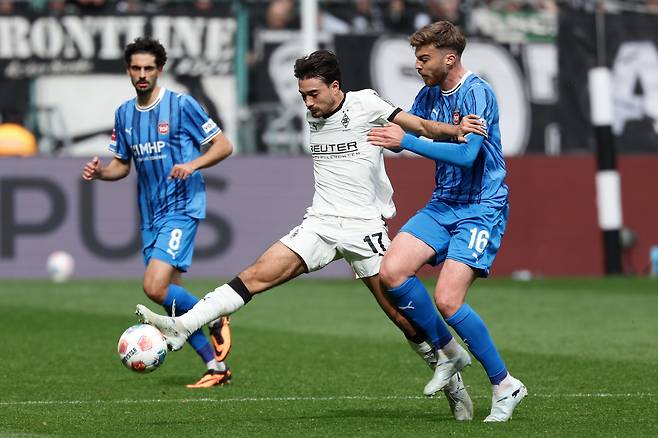 (260405) -- MOENCHENGLADBACH, April 5, 2026 (Xinhua) -- Jens Castrop (C) of Borussia Moenchengladbach vies with Julian Niehues (R) of 1. FC Heidenheim 1846 during the German first division of Bundesliga football match between Borussia Moenchengladbach and 1. FC Heidenheim 1846 in Moenchengladbach, Germany, April 4, 2026. (Photo by Joachim Bywaletz/Xinhua)







<저작권자(c) 연합뉴스, 무단 전재-재배포, AI 학습 및 활용 금지>