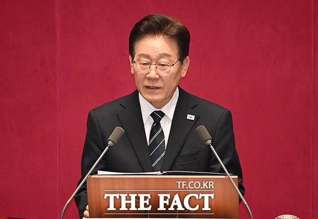 이재명 대통령이 유가피해지원금과 관련한 지방 재정부담 증가 주장에 대해 사실과 다르다고 반박했다. 사진은 이재명 대통령이 2일 서울 여의도 국회 본회의장에서 중동 사태 대응 등을 위한 추가경정예산안에 대한 시정연설을 하고 있다. /배정한 기자