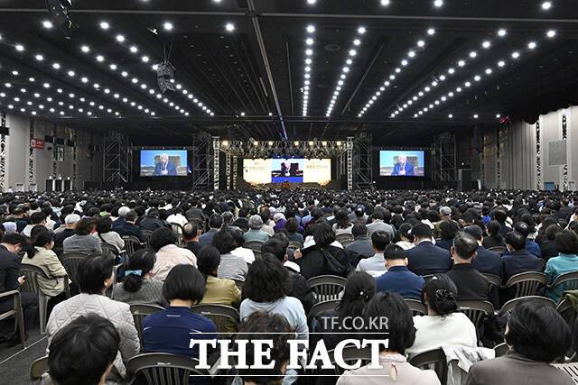 '2026 세계 기독교 부활절 연합예배'가 5일 오전 경기 고양시 킨텍스에서 열린 가운데 참석자들이 예배를 하고 있다. /고양=송호영 기자