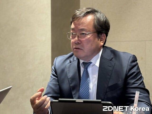 원유재 회장은 이번 인터뷰에서 국내 정보보호 제품의 경쟁력 향상에 기여하고 싶다고 말했다.