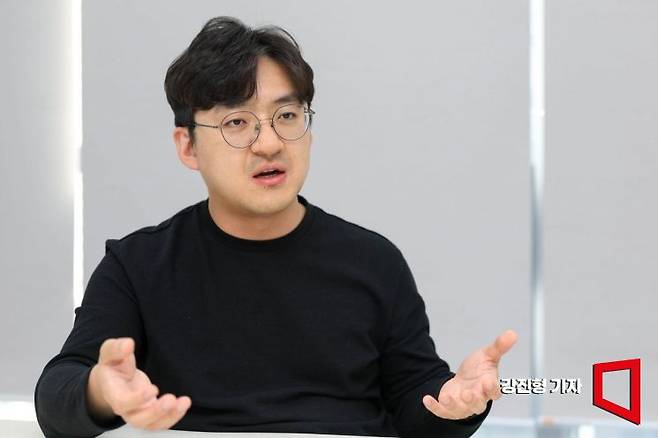 백두산 웨어러블에이아이 대표이사가 25일 서울 영등포구 생각공장당산에 마련된 사무실에서 인터뷰 하고 있다. 강진형 기자