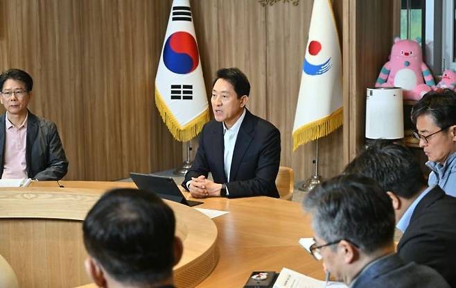 오세훈 서울시장이 5일 오전 집무실에서 서울시민 생활 불안 감소와 생계 안정화 대책 점검을 위한 '중동상황 관련 비상경제대책회의'를 주재하고 있다. 서울시 제공
