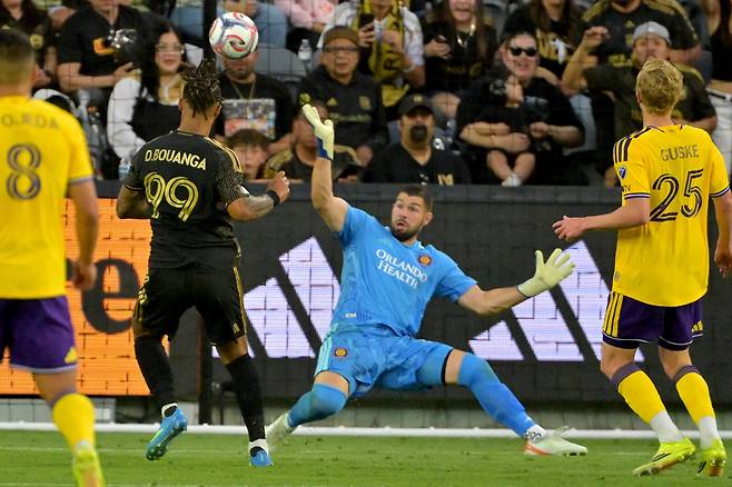 5일 LA FC의 다니 부앙가가 올랜도 시티와의 MLS 리그 홈경기에서 슈팅을 시도하고 있다./Imagn Images 연합뉴스
