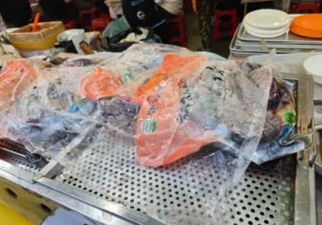 포장을 뜯지 않은 순대를 그대로 찜기에 찐 모습. /소셜미디어