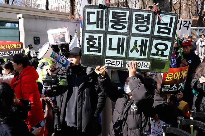 12·3 비상계엄 관련 내란 우두머리 등 혐의를 받는 윤석열 전 대통령이 1심 선고 공판에 출석하기 위해 호송차를 타고 지난 2월 19일 오후 서울 서초구 중앙지방법원에 도착하자 지지자들이 구호를 외치고 있다. /뉴스1